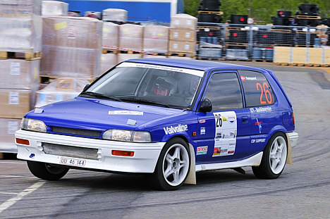 Ungt talent med gammel bil: Rallykøreren Jonas Damgaard følger i sin Toyota Corolla med kørere i langt hurtigere biler.